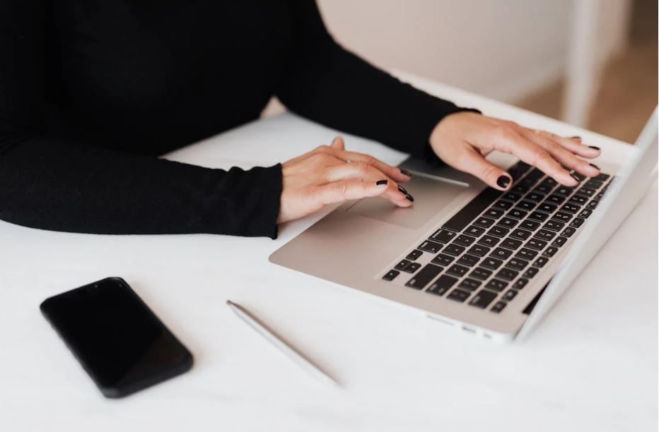 Photo by Photo By: Kaboompics.com: https://www.pexels.com/photo/crop-faceless-woman-working-on-netbook-in-office-4467735/ finding a freelance writer